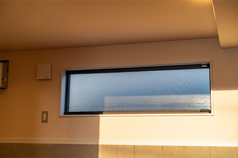 納戸の窓と換気扇