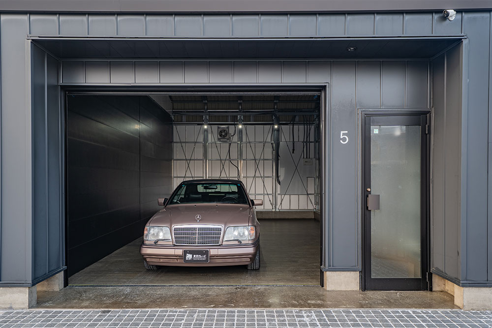Ⅷ棟ガレージに駐車したEクラスカブリオレ(A124)
