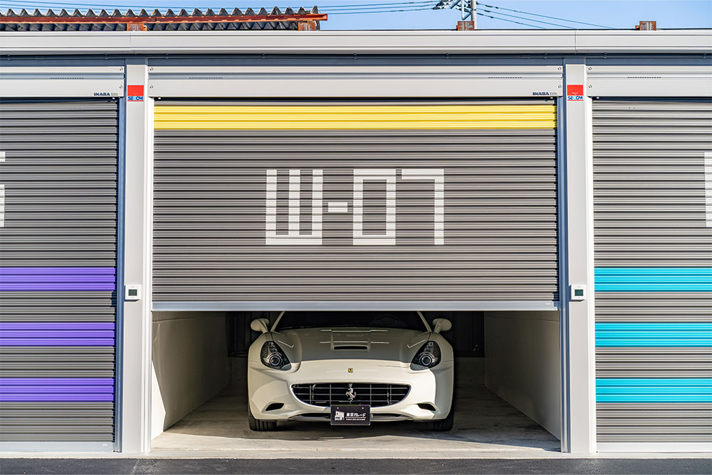 Wタイプガレージに駐車したフェラーリ_カリフォルニア