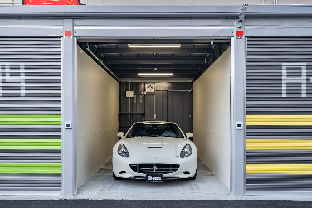Aタイプガレージに駐車したフェラーリ_カリフォルニア