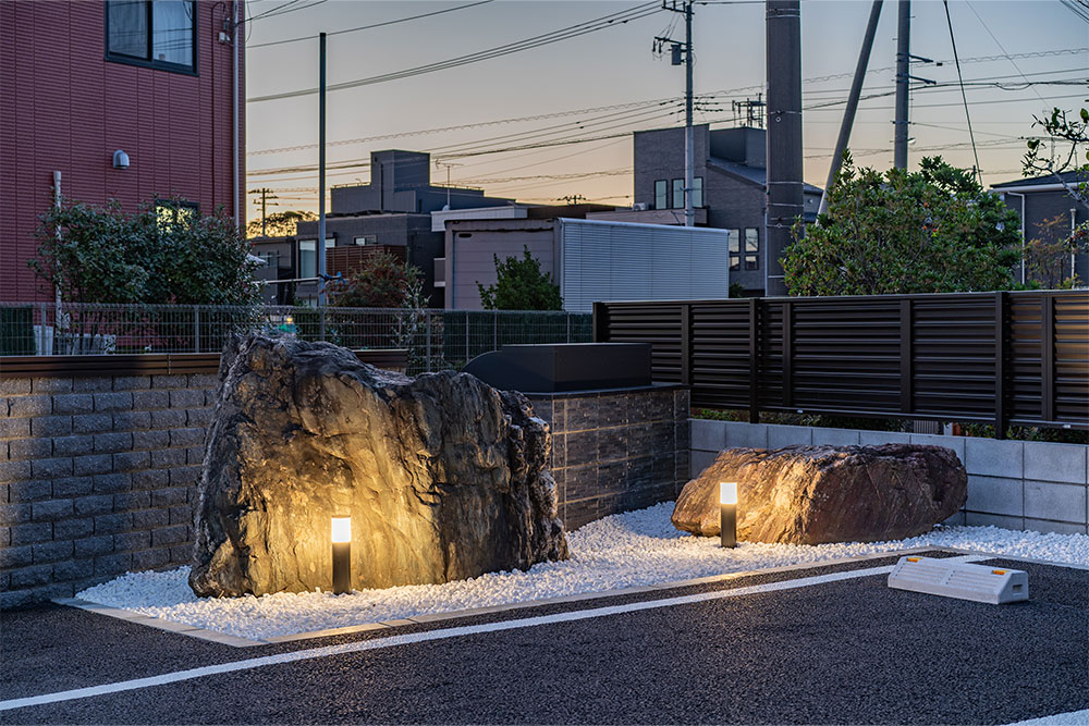 敷地内の一角に鎮座した御影石