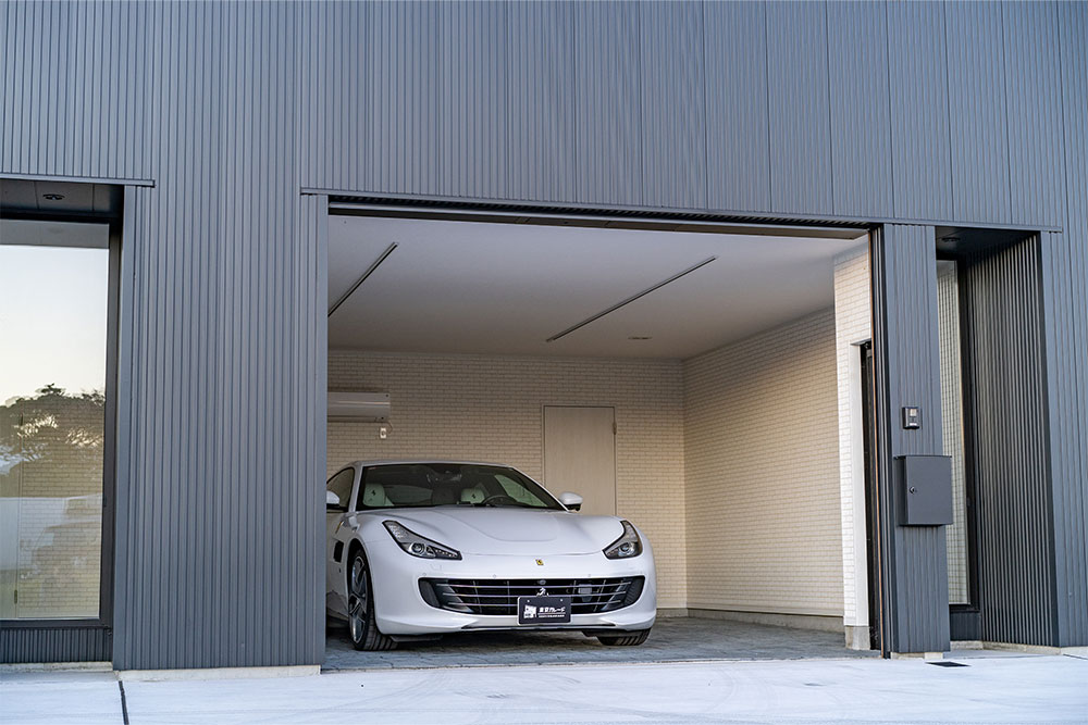 ガレージに駐車したフェラーリ_GTC4ルッソ