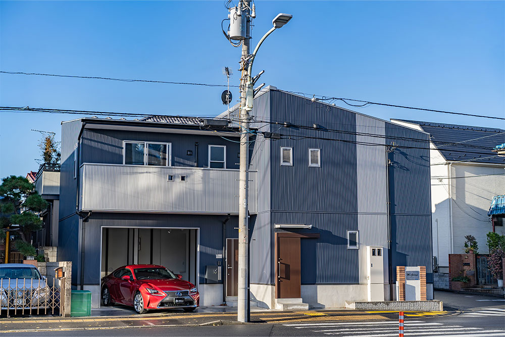 さいわい通り沿いの角地に建つ物件