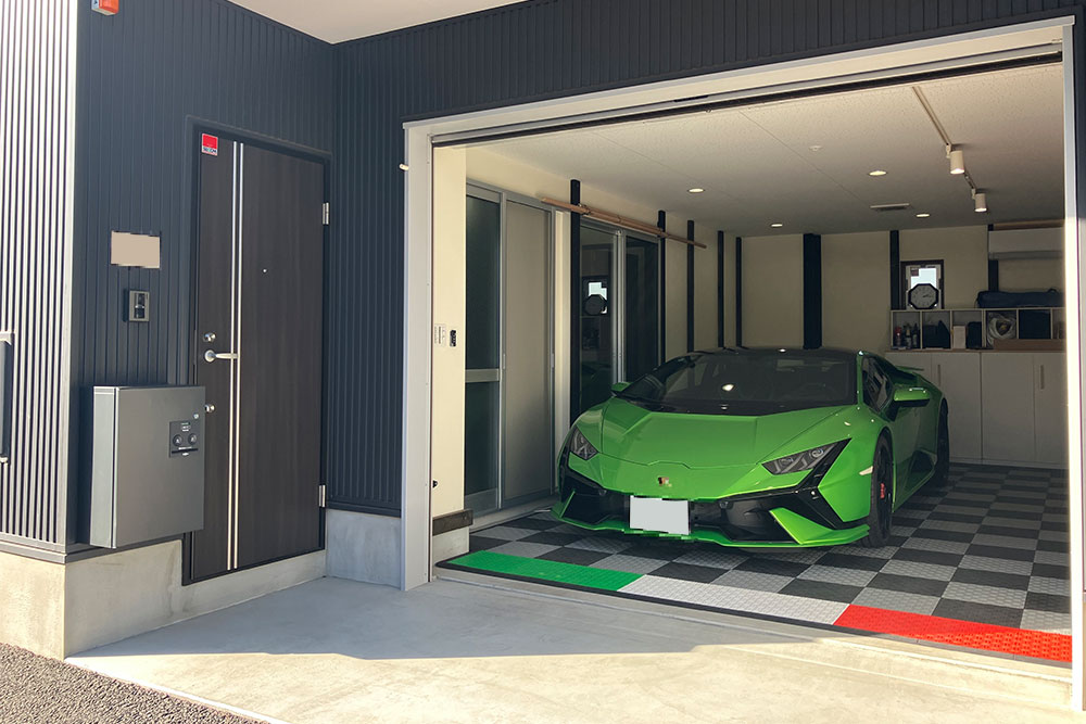 ガレージに駐車したランボルギーニ_ウラカン