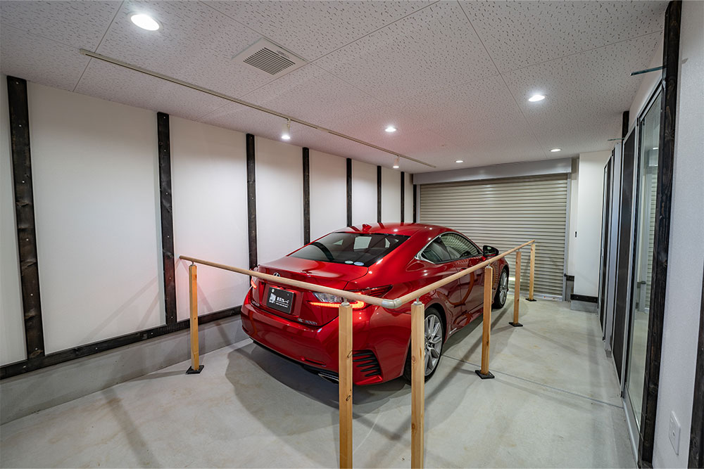 A棟ガレージに駐車したレクサス_RC300h