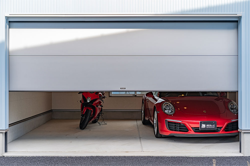 ガレージに駐車したポルシェ_911とSUZUKI_GSX-R1000R