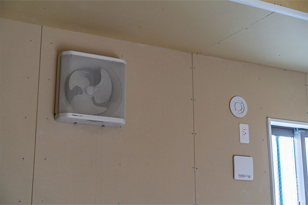 換気扇とエアコン設置用の電源＆配管穴