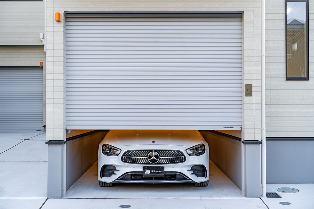 ガレージに駐車したメルセデスベンツ_Eクラスカブリオレ（A238）