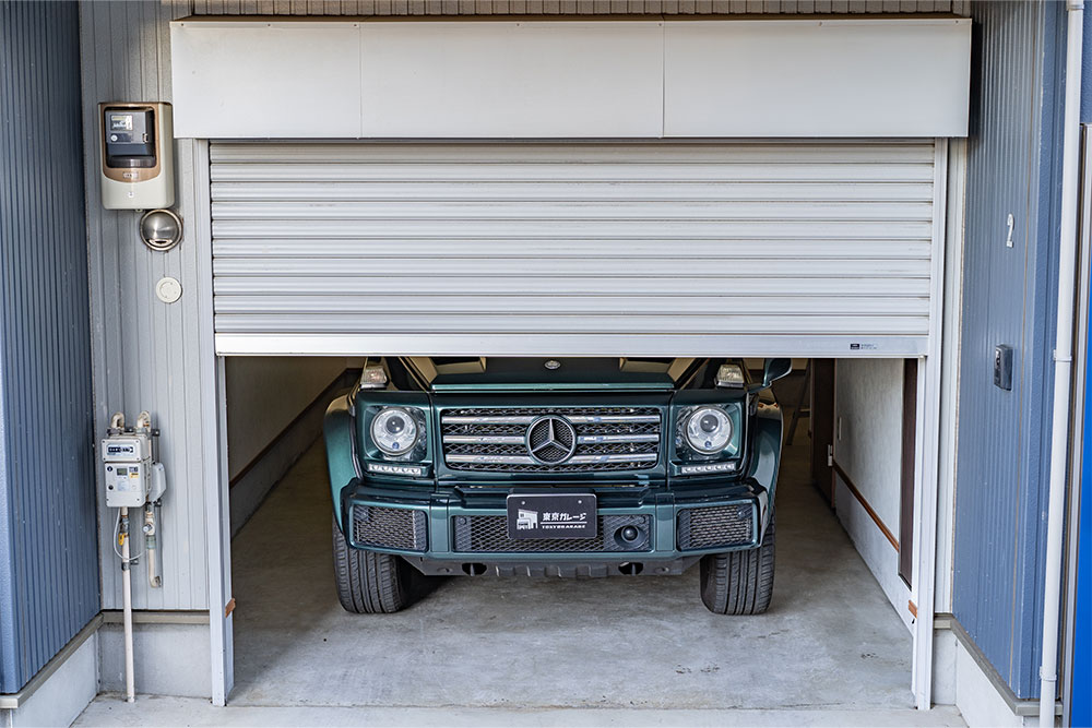 ガレージに駐車したメルセデスベンツ_Gクラス（W463）