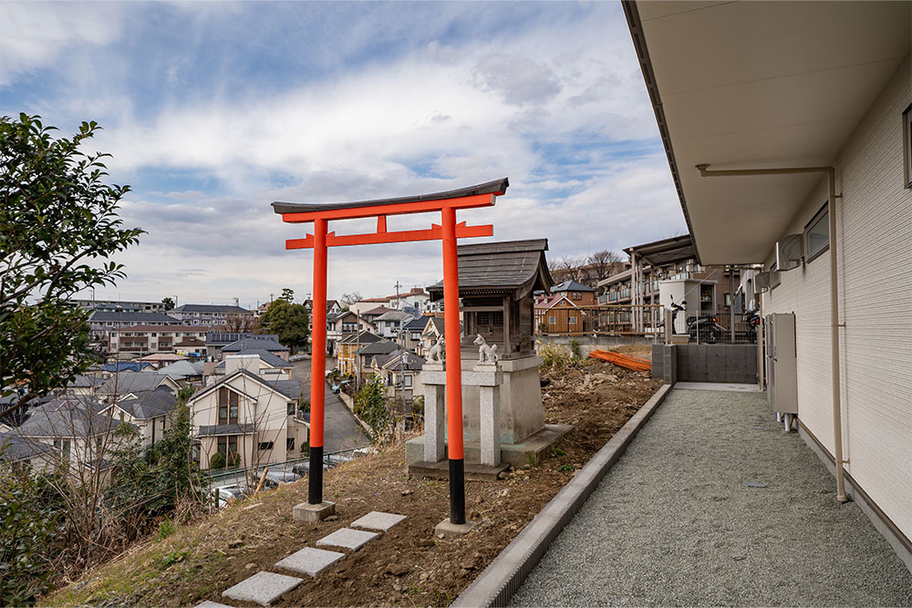 建物裏の鳥居