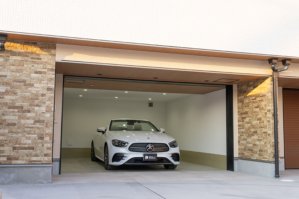 ガレージに佇む Mercedes-Benz_Eclass-Cabriolet