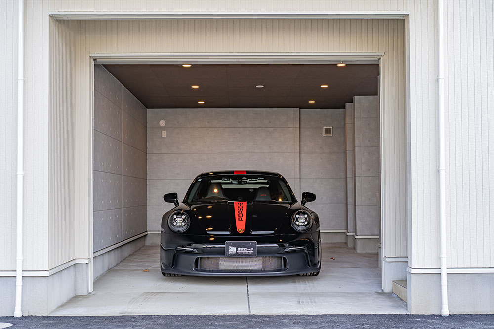ガレージに駐車したポルシェ_911 GT3