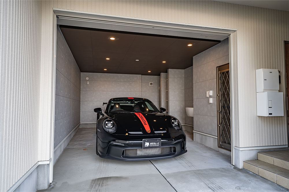 Ⅱ棟のガレージに駐車したポルシェ_911 GT3
