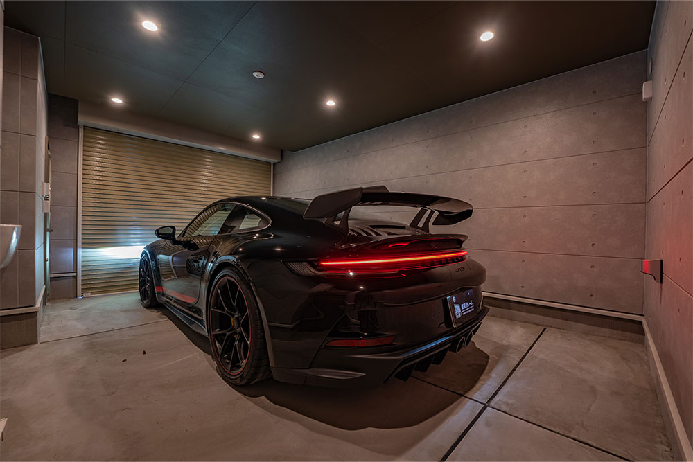 ガレージに駐車したポルシェ_911 GT3