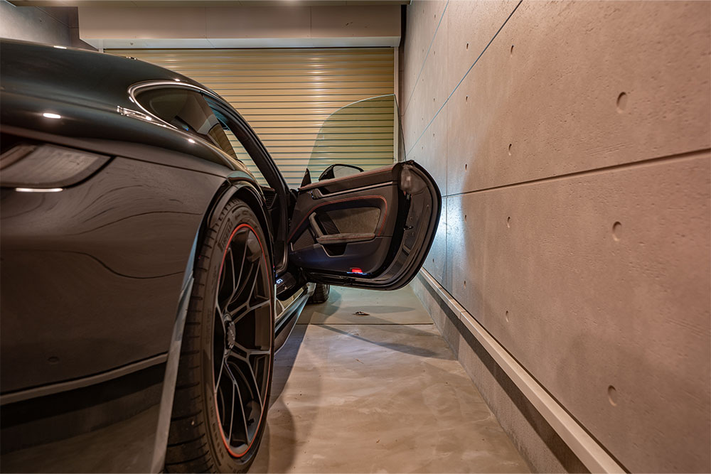 ガレージでドアを開けたポルシェ_911 GT3