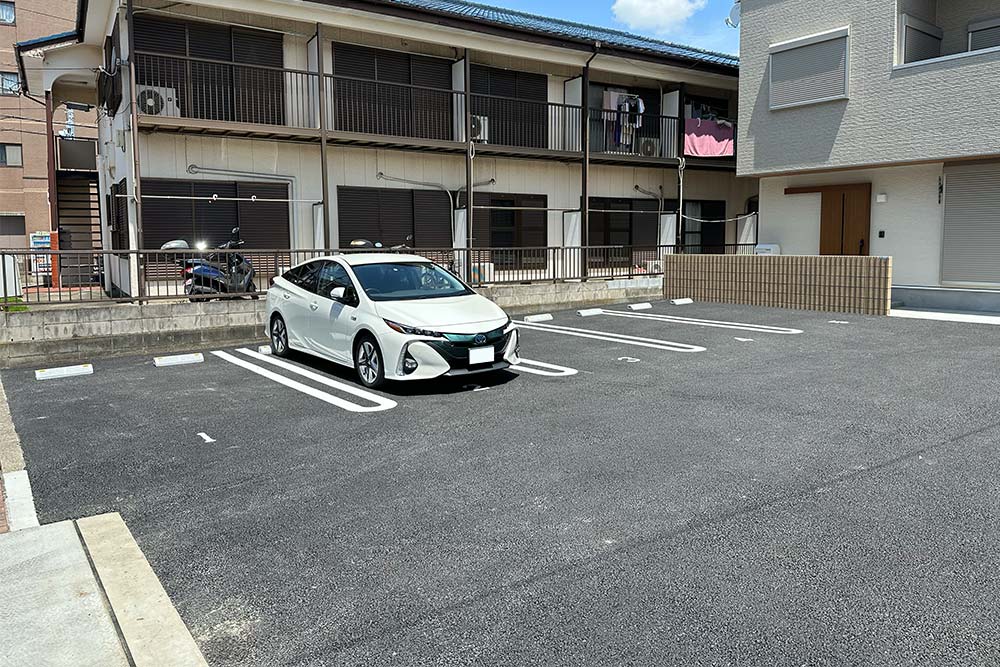 建物の裏（北側隣地）の屋外月極駐車場