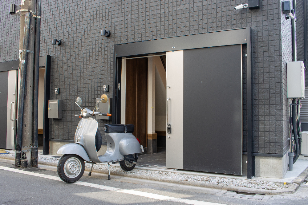 東京都目黒区の賃貸ガレージハウス「Garage Terrace目黒洗足」とvespa_v50s