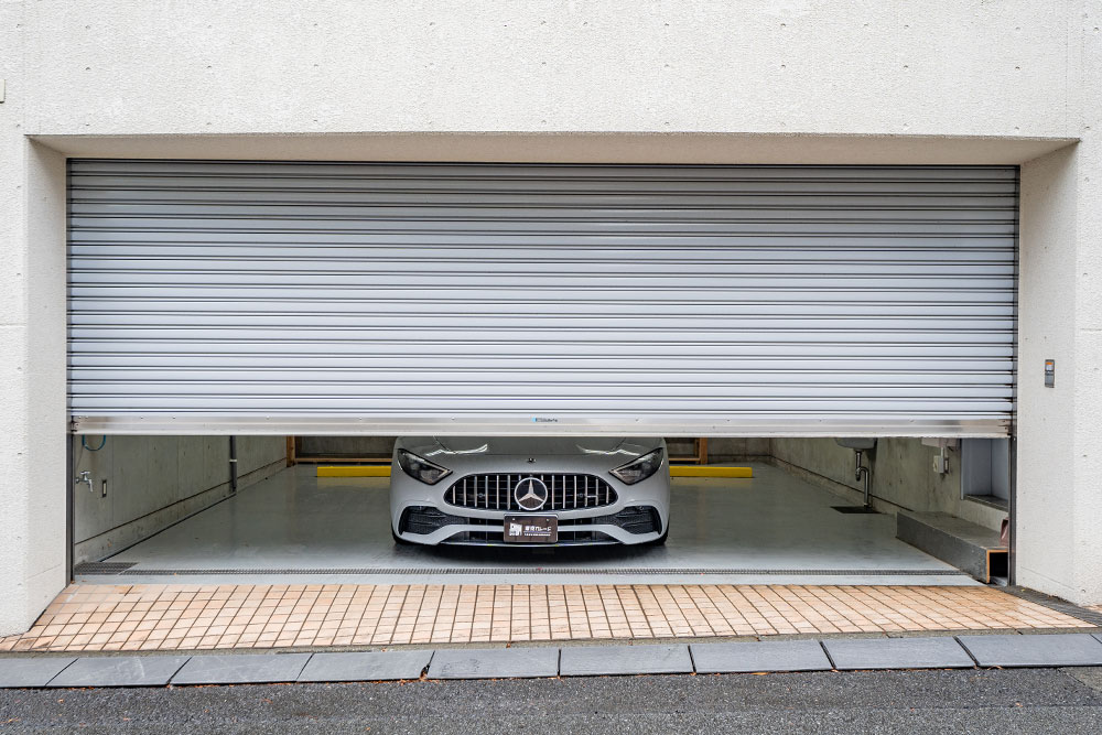 ガレージに駐車したメルセデスベンツ_SL43AMG