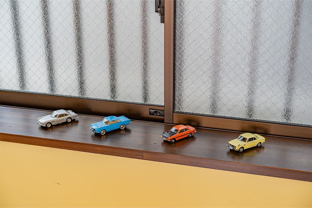窓枠に飾ったモデルカー