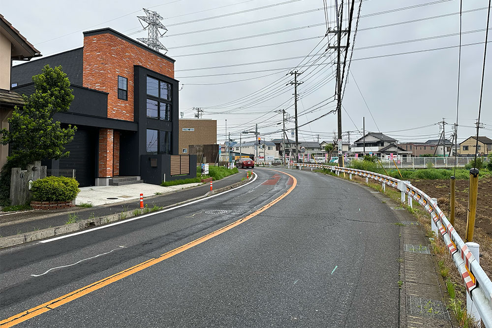 2車線道路沿いに立地する