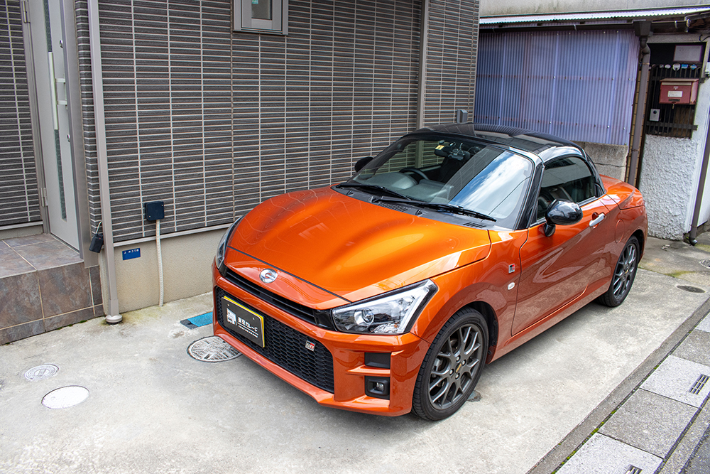 屋外駐車場に停まったDAIHATSU_COPEN GR SPORT