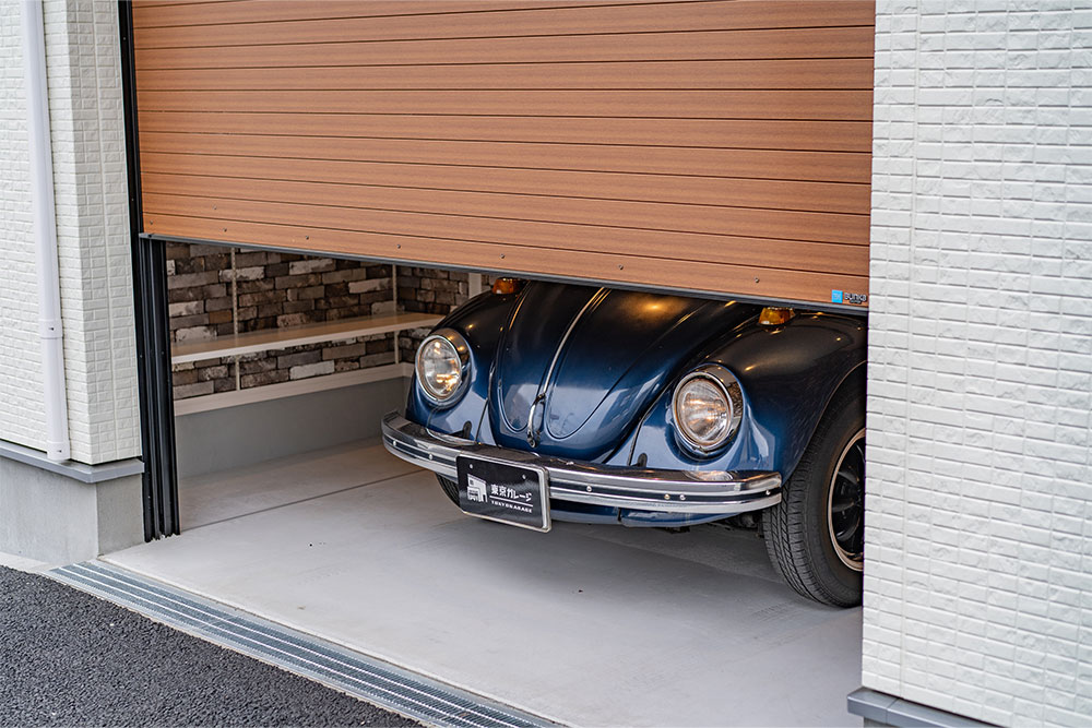 ガレージに駐車した1974年式フォルクスワーゲン_ビートル
