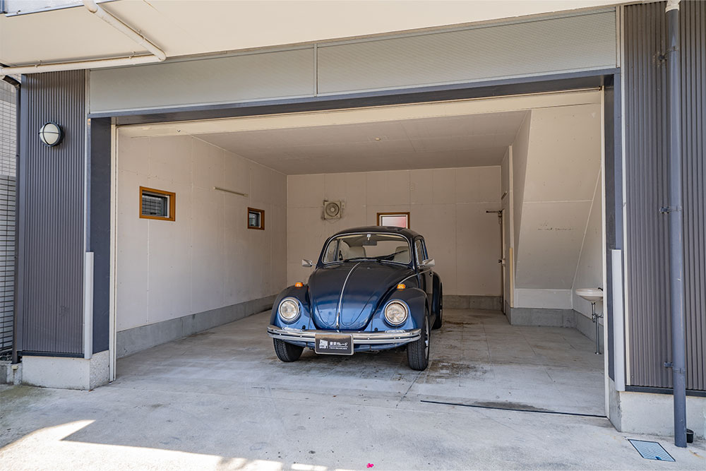 ガレージに駐車したフォルクスワーゲン_タイプ1（ビートル）
