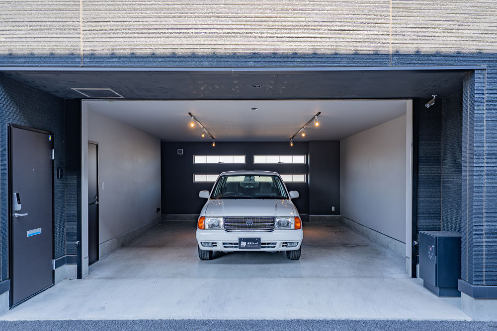 A〜D棟のガレージに駐車したトヨタ_コンフォート