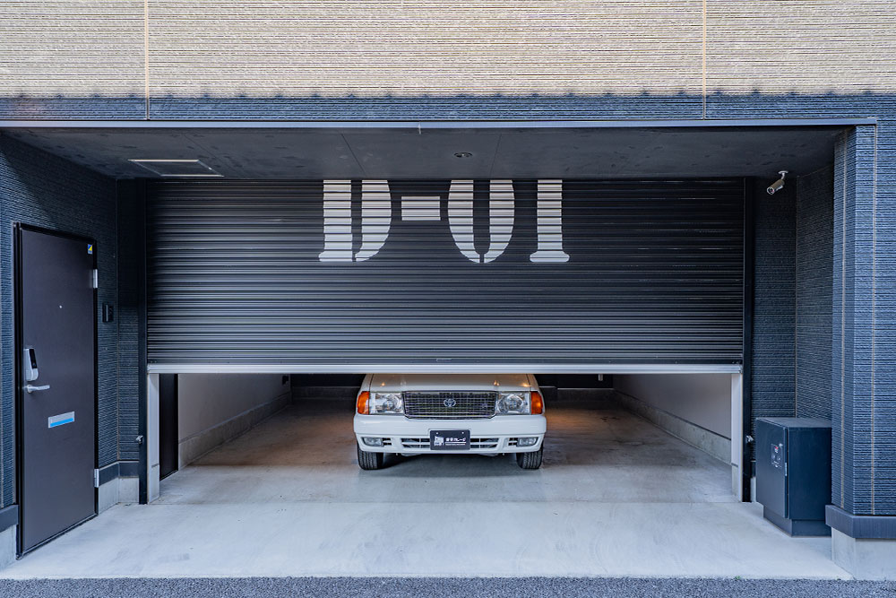 A〜D棟のガレージに駐車したトヨタ_コンフォート