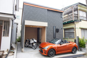 居室からガレージを望むスモール賃貸戸建て｜南古谷駅 徒歩13分