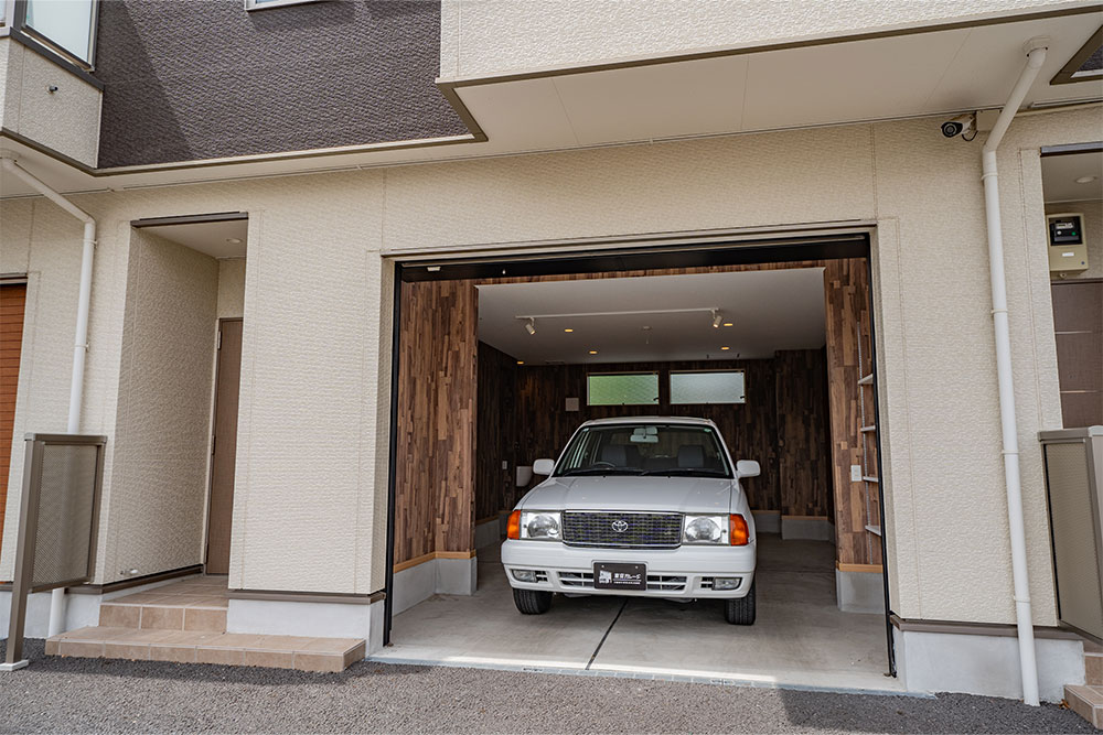 ガレージに駐車したトヨタ_コンフォート