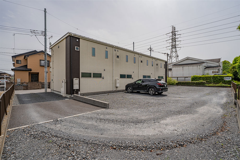 建物裏の屋外駐車場