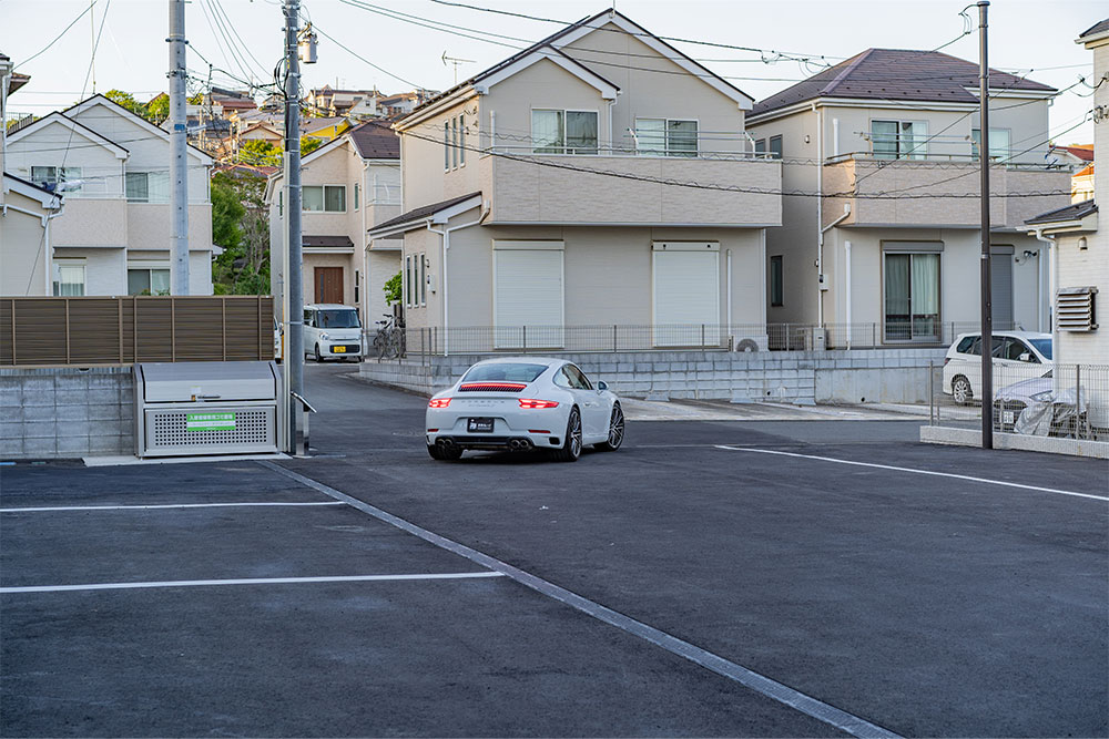 物件を出発するポルシェ_911