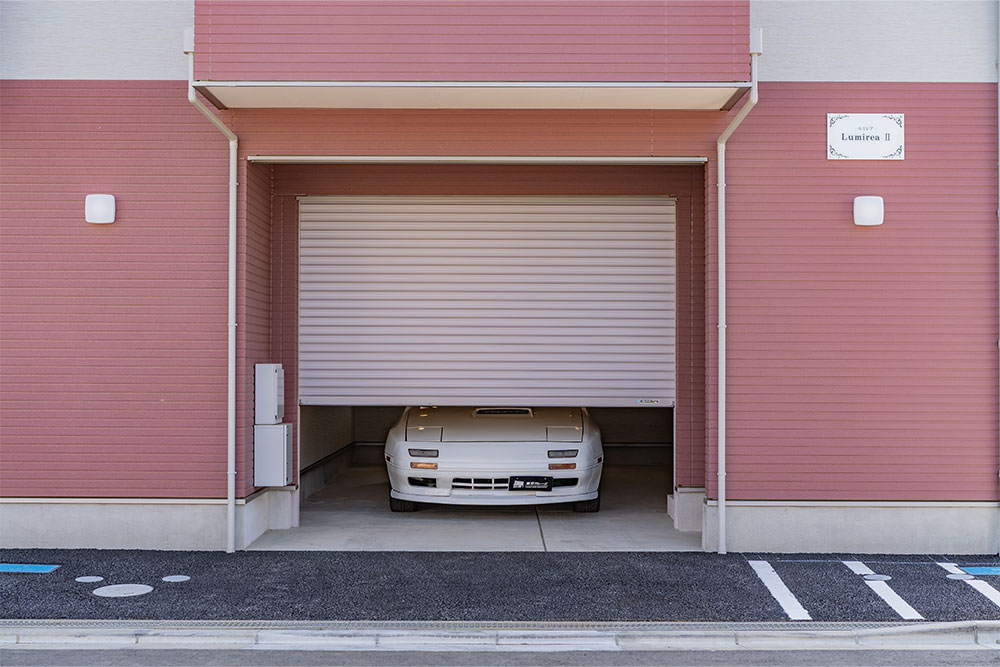 ガレージに駐車したRX-7（FC3S）