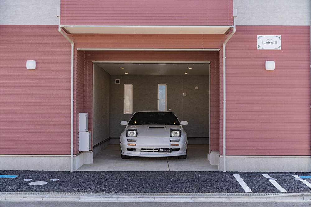 ガレージに駐車したRX-7（FC3S）