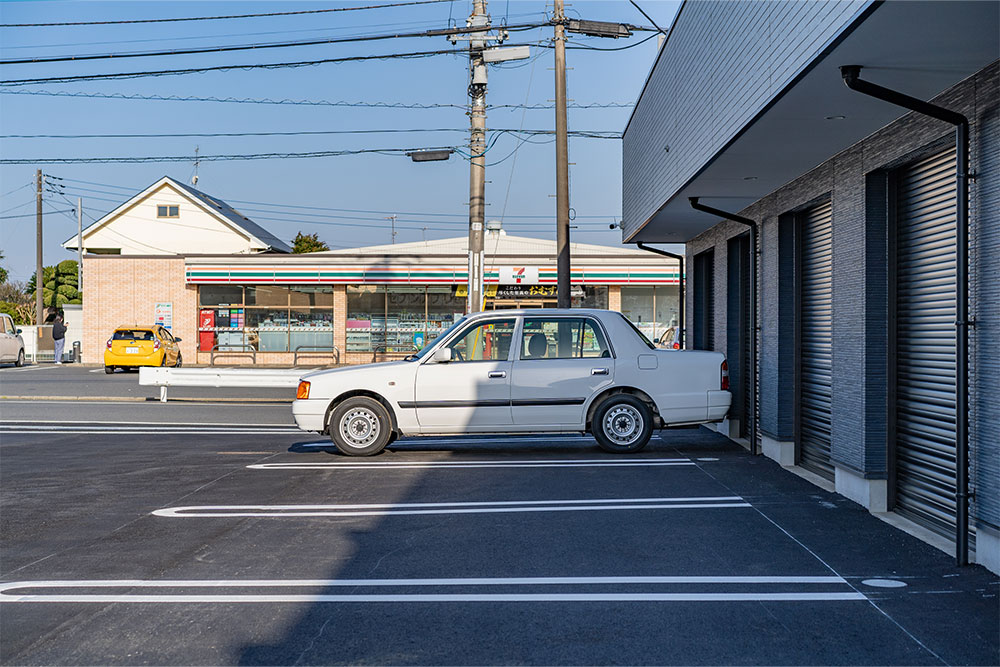 ガレージ前の駐車スペースに停車したトヨタ_コンフォート