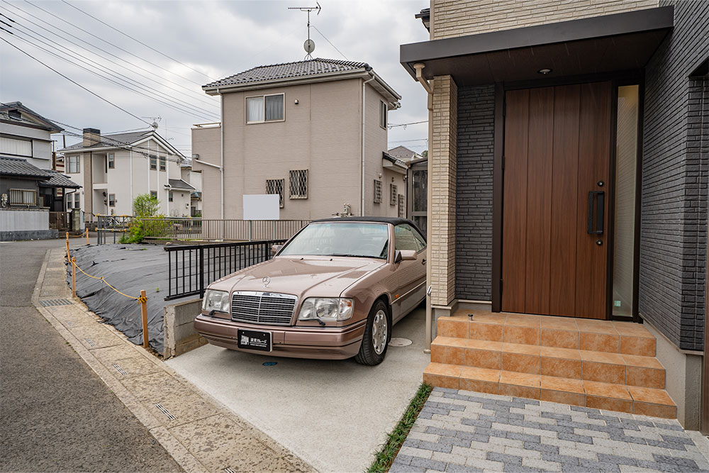 建物横には屋外駐車スペースあり