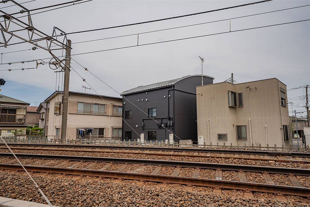 西側から見た建物裏手