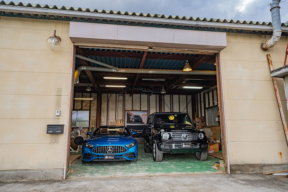 ガレージに駐車したメルセデスベンツ_SL43AMG＆Gクラス