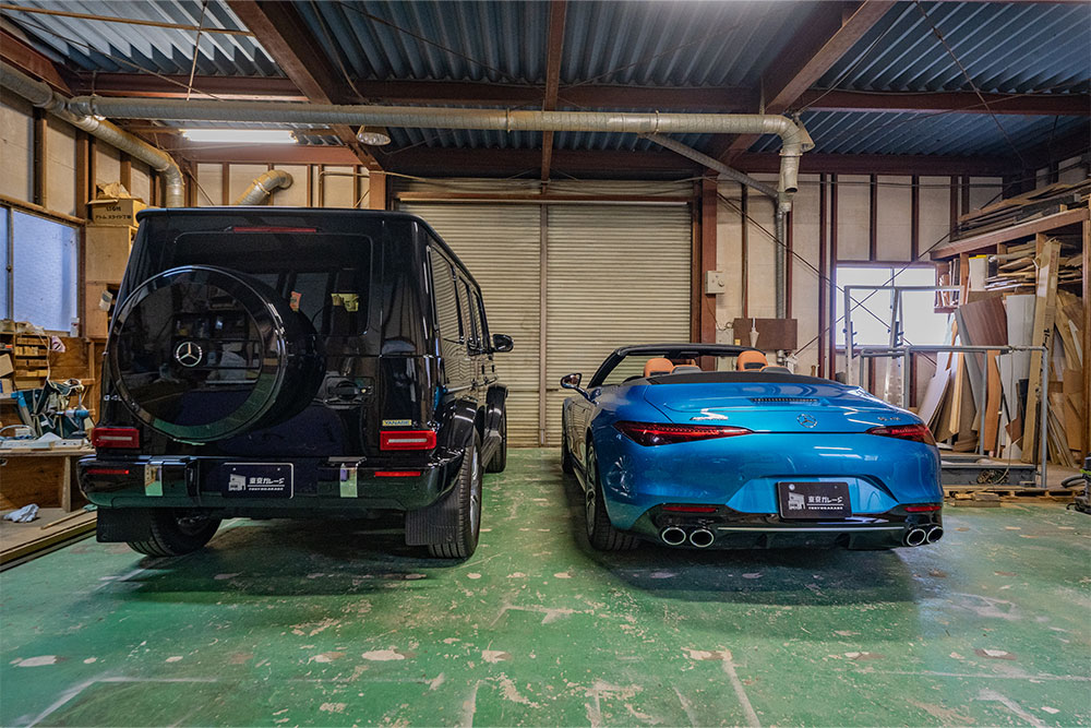 ガレージに駐車したメルセデスベンツ_SL43AMG＆Gクラス
