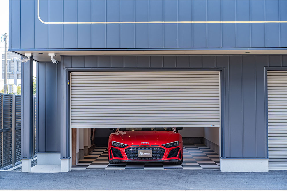 ガレージに駐車したアウディ_R8スパイダー