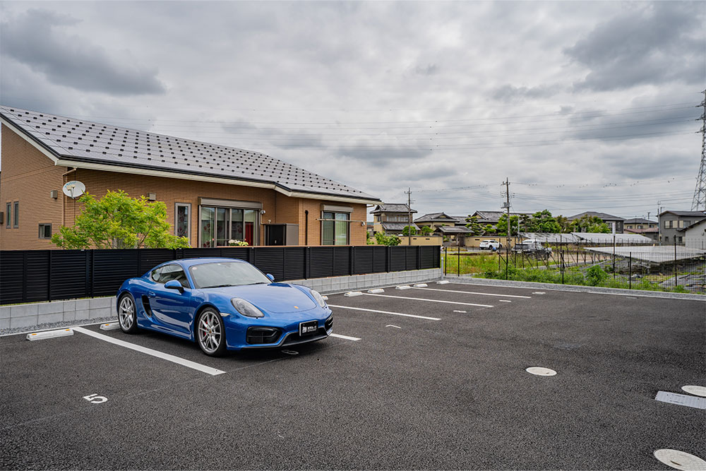 屋外駐車場に駐車したポルシェ_ケイマンGTS