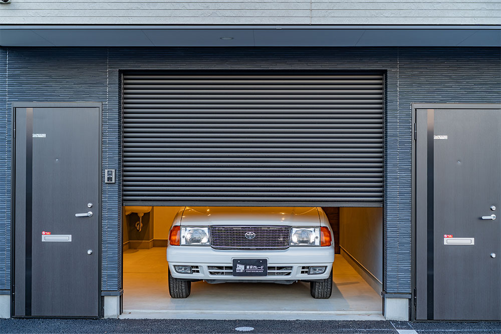 ガレージに駐車したトヨタ_コンフォート