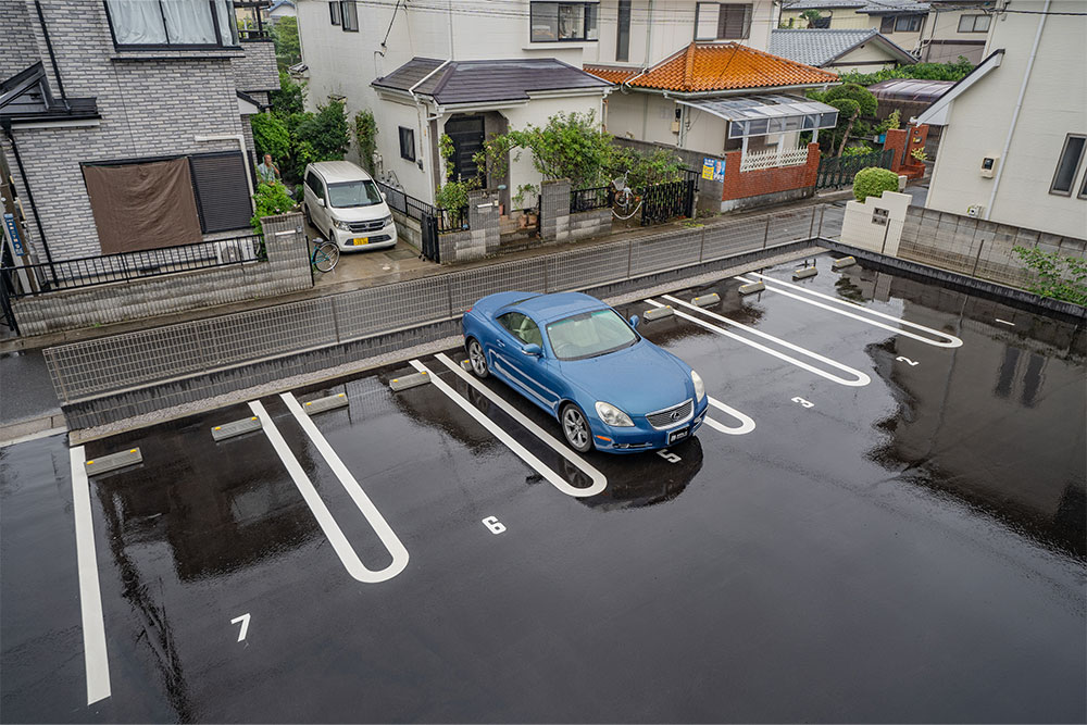 ガレージ入出庫を妨げない独立した屋外駐車場