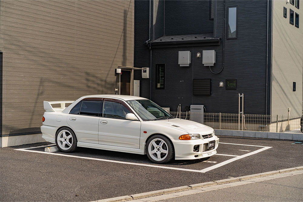 各戸に屋外専用駐車場が付帯する