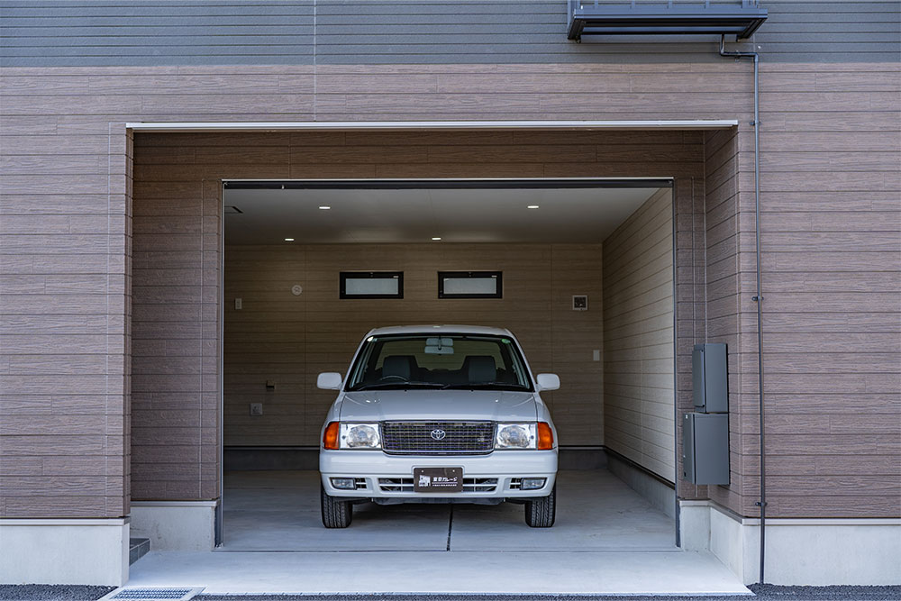 ガレージに駐車したトヨタ_コンフォート