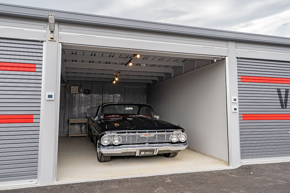 ガレージに駐車した1961年式シボレー_インパラ