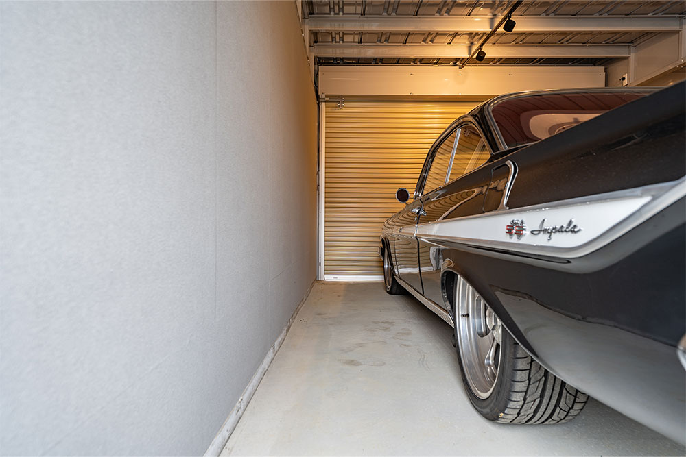 ガレージに駐車した1961年式シボレー_インパラ