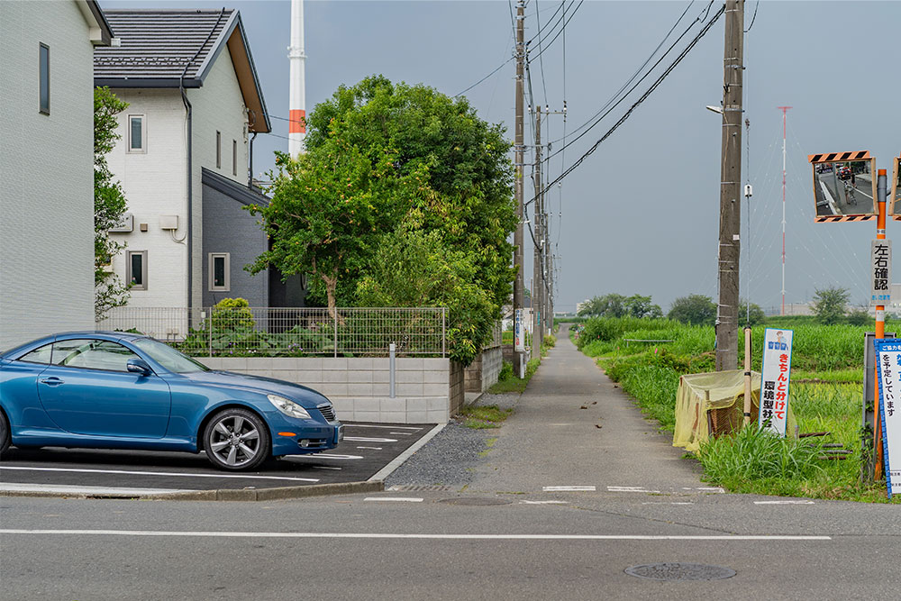 屋外駐車場側の前面道路