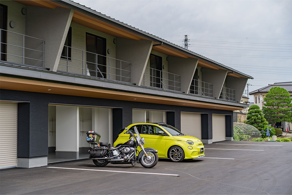 ガレージ前に駐車したABARTH 500eとハーレーダビッドソン